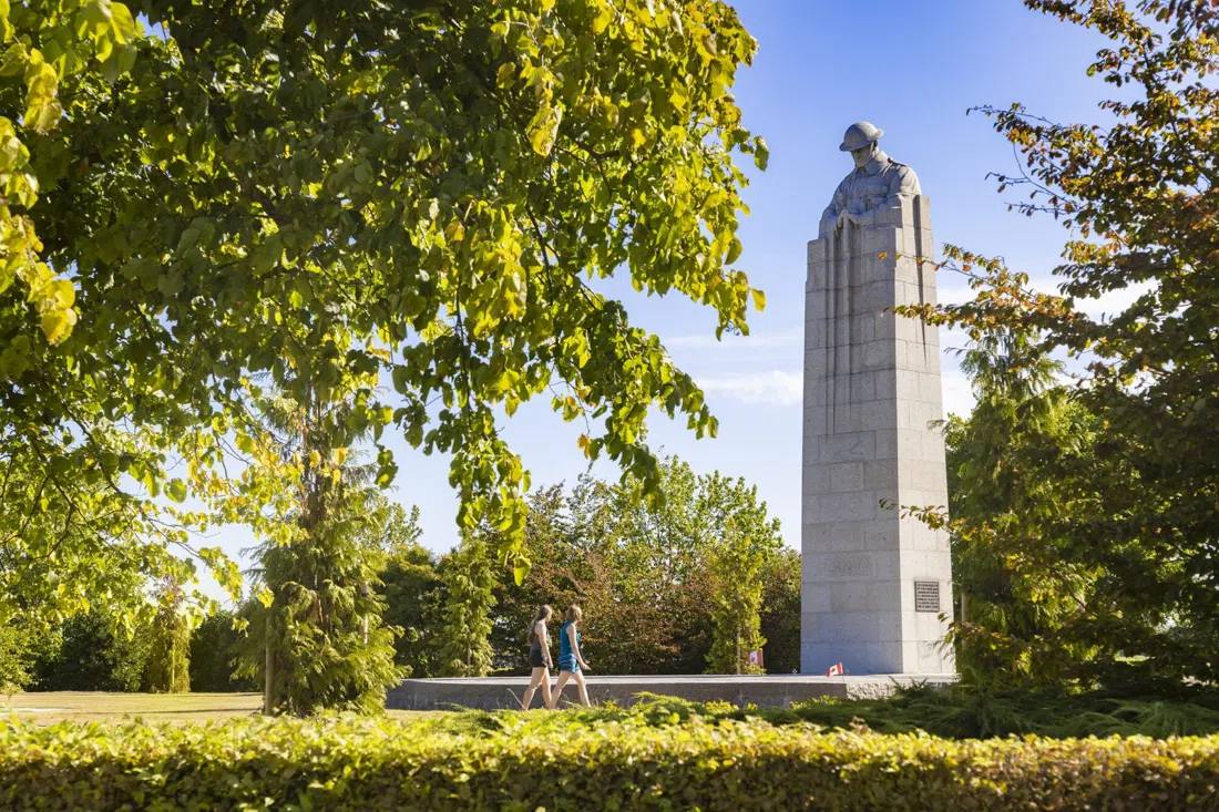 Memorial canadiense «El soldado pensativo», Vancouver Corner, Brujas