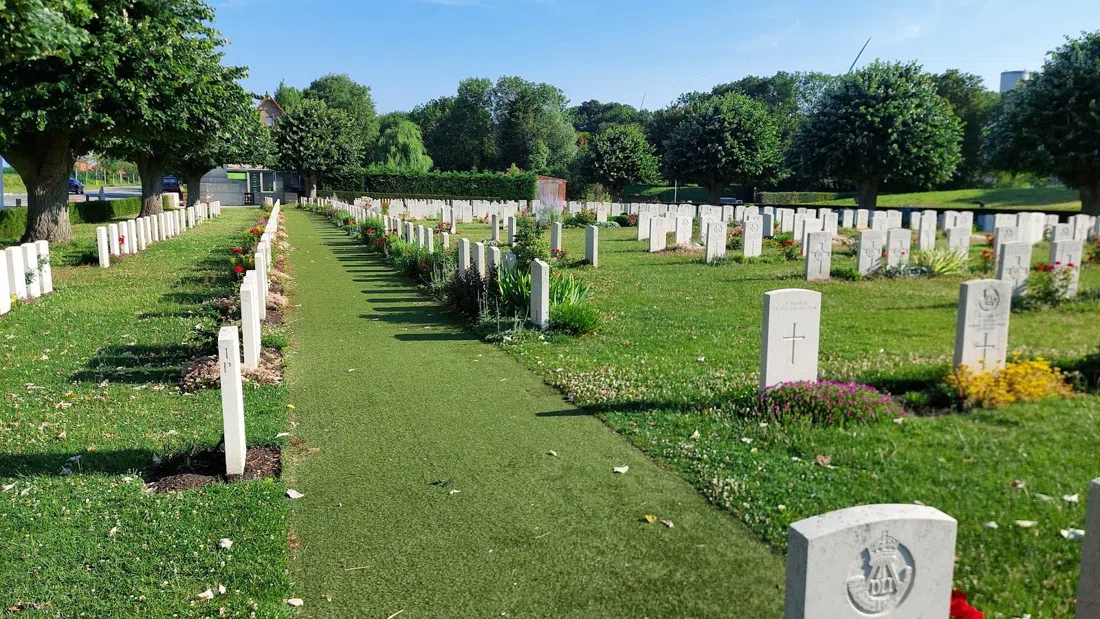 Cementerio de Essex Farm y el lugar de John McCrae, Brujas