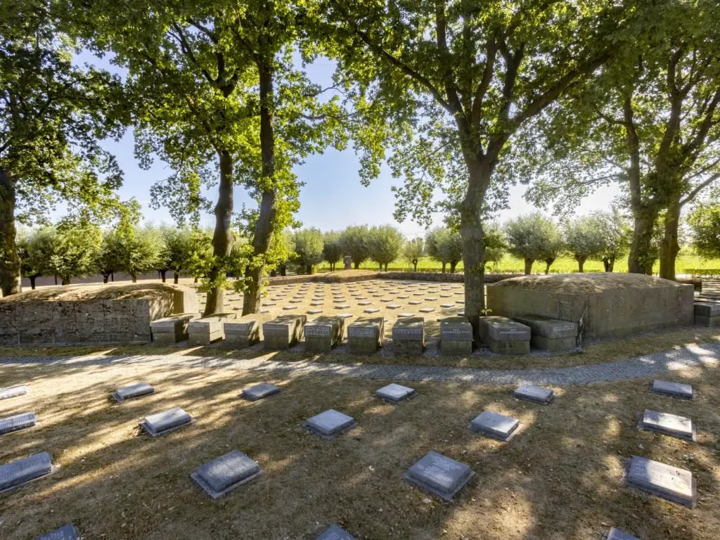 Cementerio militar alemán de Langemark, Brujas