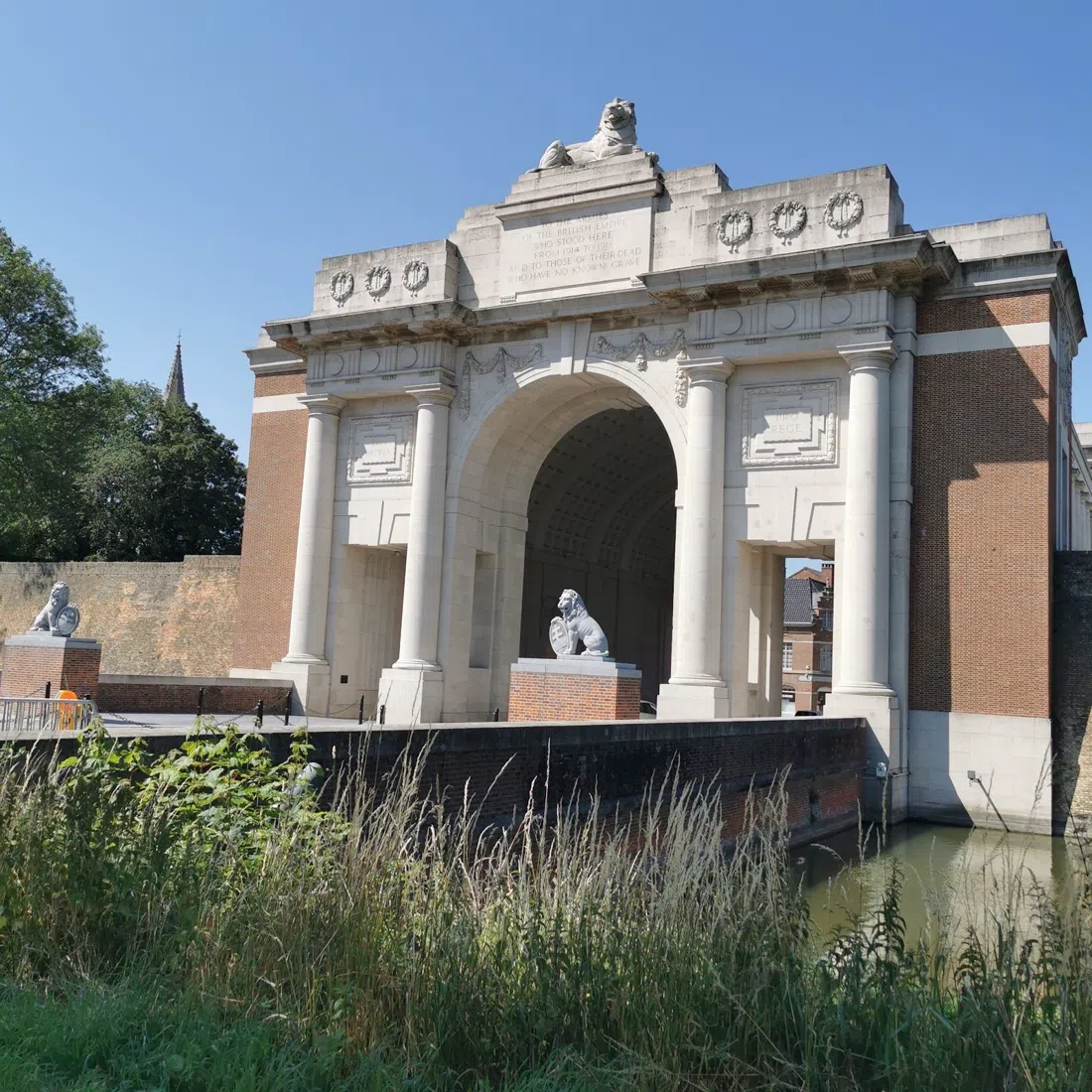 Menin Gate Memorial (ceremonia del Last Post), Brujas
